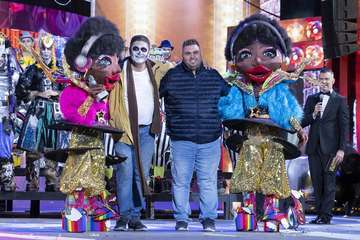 Los Nietos de SaryManchez se autodescalifican en la final de murgas al superar el tiempo establecido en señal de protesta/Lpacarnaval y TA.